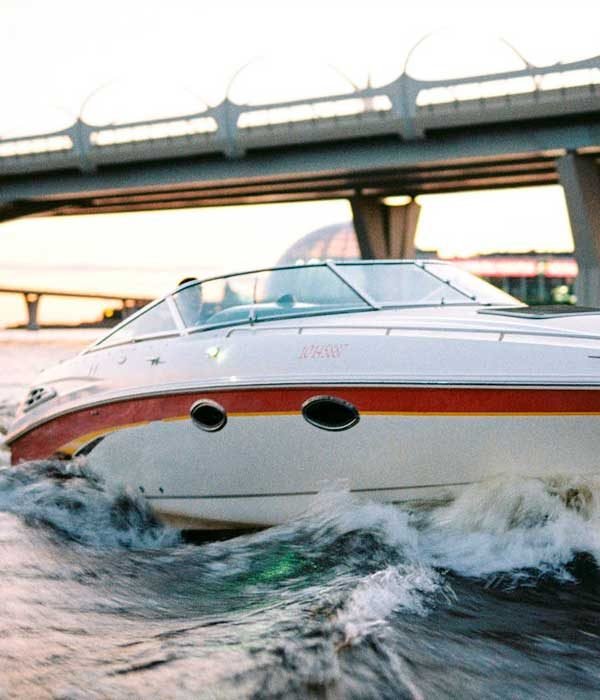 lancha deportiva navegando cerca de un puente
