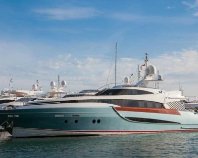 limpieza-yacht-barcelona yate en su amarre